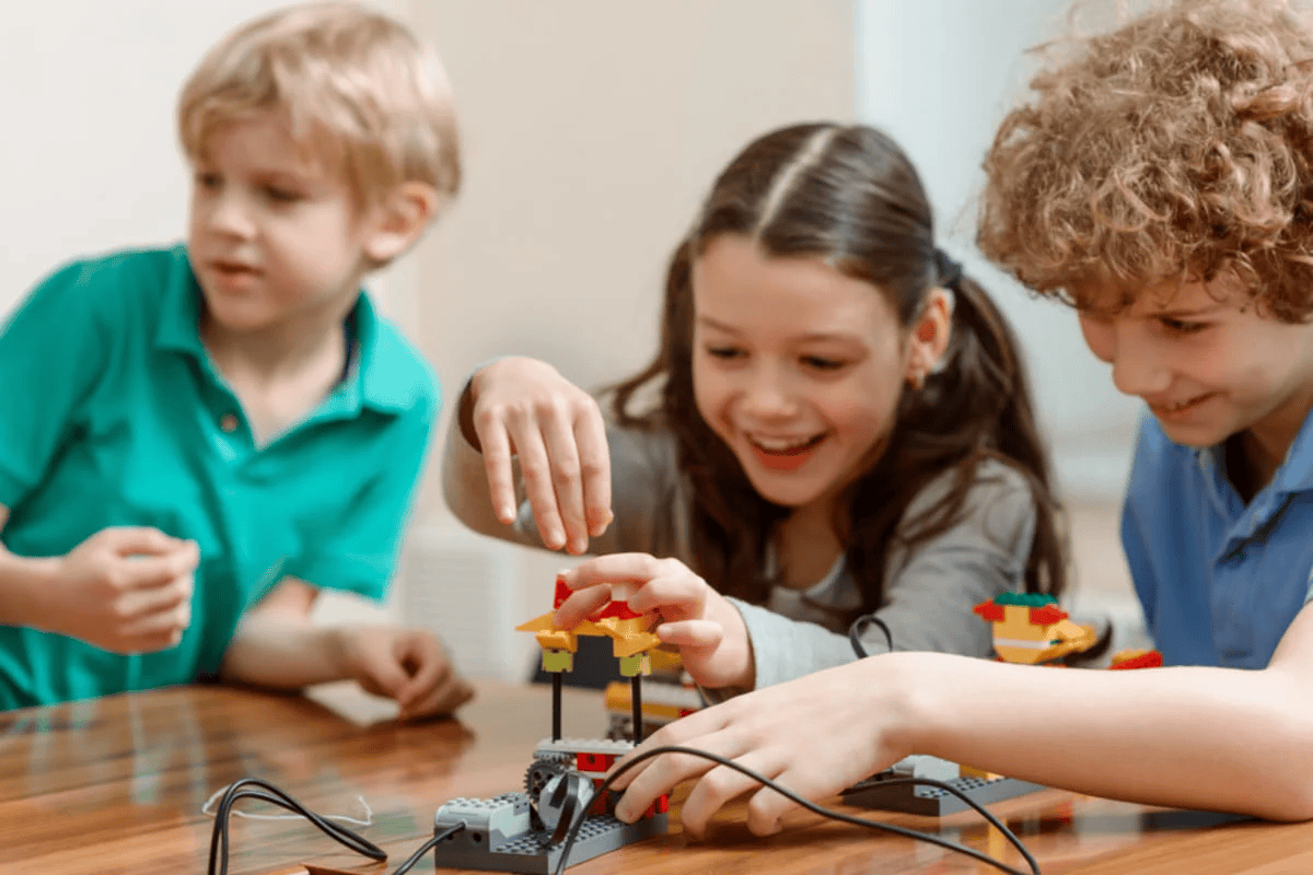 Proiecte distractive cu kituri de electronica pentru copii: 5 idei care ii tin departe de ecrane